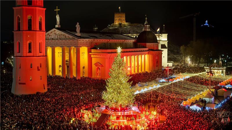 Beeindruckende Weihnachtsbäume aus aller Welt Der nationale Weihnachtsbaum beeindruckt mit einem jährlich neu gestalteten Lichtkonzept, das die litauische Hauptstadt in der Adventszeit erstrahlen lässt. (Archivbild)