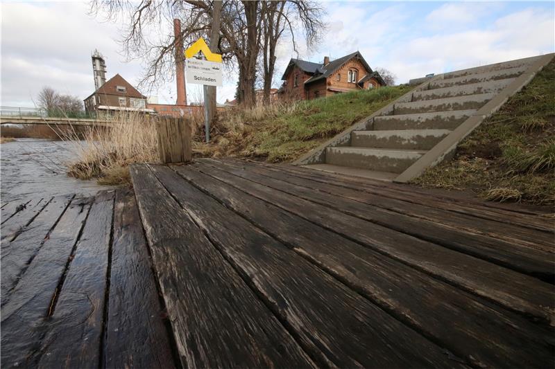 Tourismus: Wasserwanderer auf die Oker bei Schladen locken Der neu gestaltete Steg an der Oker in Schladen: Eine Treppe ermöglicht jetzt einen sicheren Weg die Böschung hinunter zum Anleger am Wasser. Foto: Gereke
