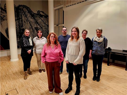 Der neu gewählte Kreiselternrat: im Vordergrund die Vorsitzende Peggy Plettner-Voigt (l.) und ihre Stellvertreterin Jessica Cewrowski.  Foto: Landkreis