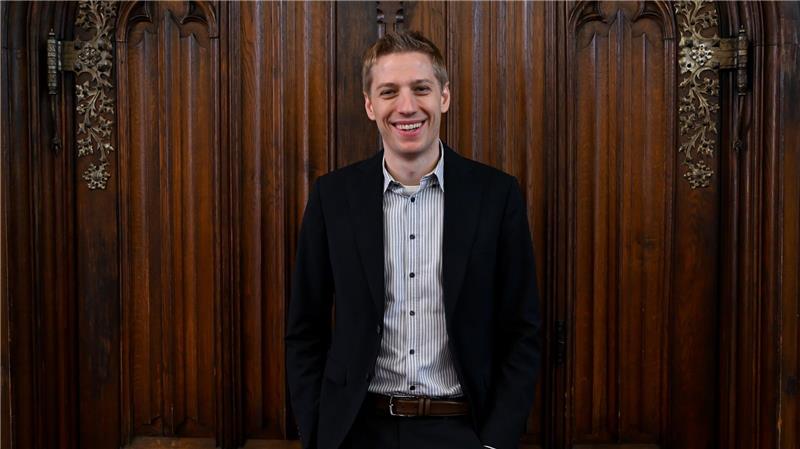 Der neu gewählte Münchner Oberbürgermeister führt die Amtsgeschäfte, weil sein Vorgänger Dieter Reiter krankgeschrieben ist.