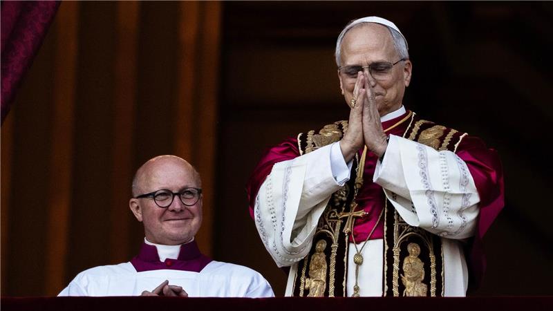 Über Trump, Päpste und starke Frauen Der neu gewählte Papst Leo XIV. (r), der US-Amerikaner Robert Prevost, erscheint am Donnerstagabend nach dem Konklave auf dem Balkon des Petersdoms im Vatikan.