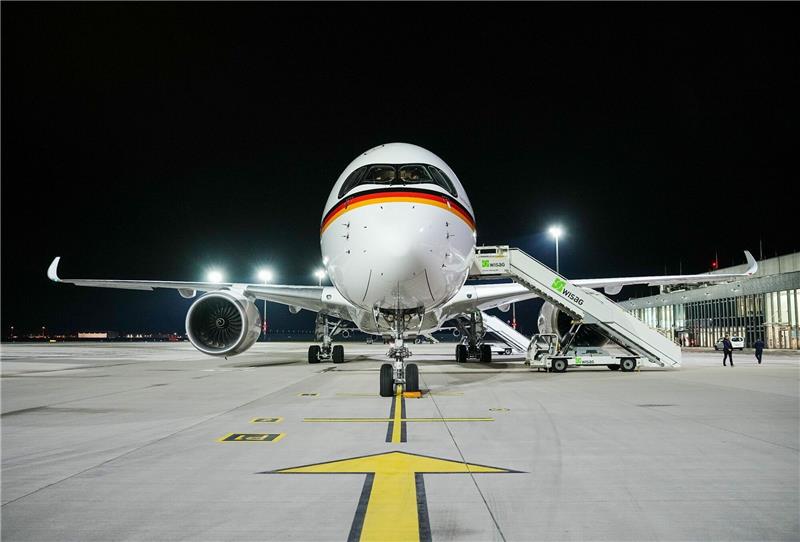 Scholz für vier Tage in Südamerika Der neue Airbus A350 "Konrad Adenauer" der Flugbereitschaft steht auf dem militärischen Teil des Flughafens Berlin-Brandenburg (BER).
