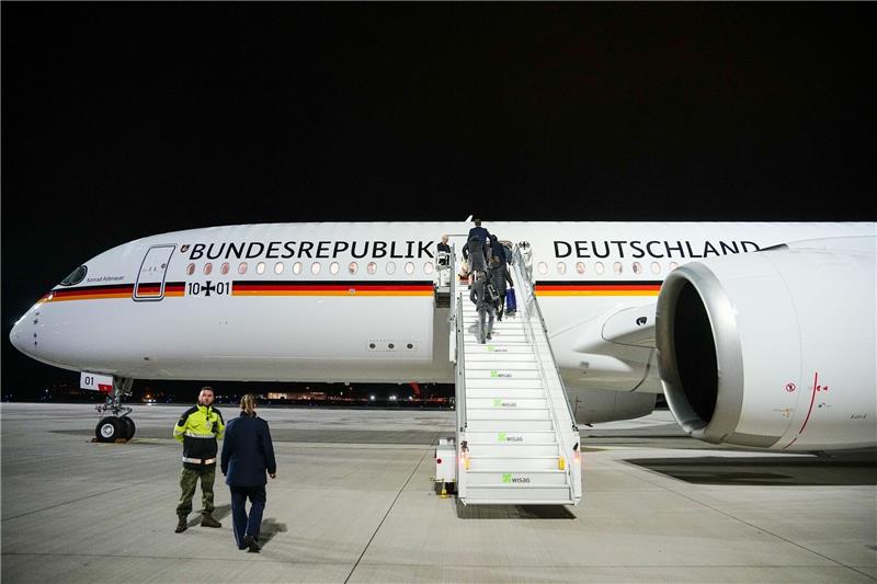 Scholz für vier Tage in Südamerika Der neue Airbus A350 "Konrad Adenauer" steht für die Reise des Bundeskanzlers nach Lateinamerika mit der ersten Station in Argentinien bereit.
