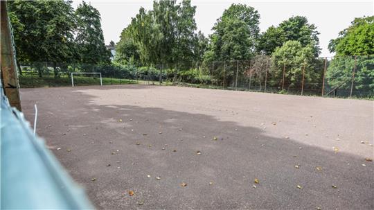 Der neue Boden liegt schon auf dem Bolzplatz – noch ist er aber gesperrt.