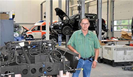 Der neue Bosch-Standort: Betriebsleiter Thomas Schumann zeigt die Werkstatt im Car-Service mit sechs Pkw-Bühnen. Foto: Heine