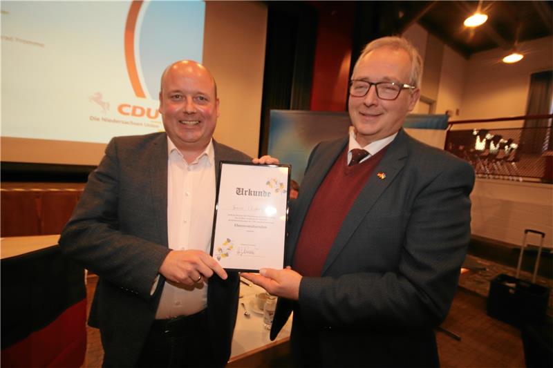 Oesterhelwegs Abschied von Wolfenbüttels CDU-Kreisspitze Der neue CDU-Kreisvorsitzende Holger Bormann (li.) überreicht Frank Oesterhelweg die Ernennungsurkunde zum Ehrenvorsitzenden.