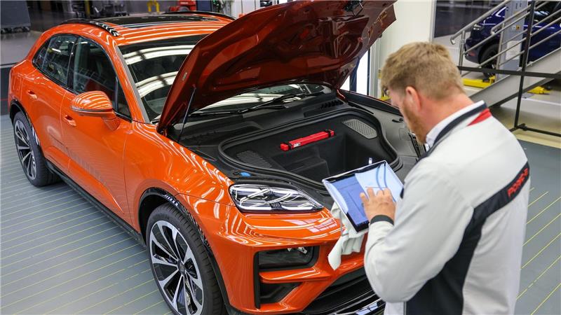 Porsche verkauft im ersten Halbjahr weniger Autos Der neue E-Macan wurde im ersten Halbjahr mehr als 45.100 Mal ausgeliefert. (Archivbild)