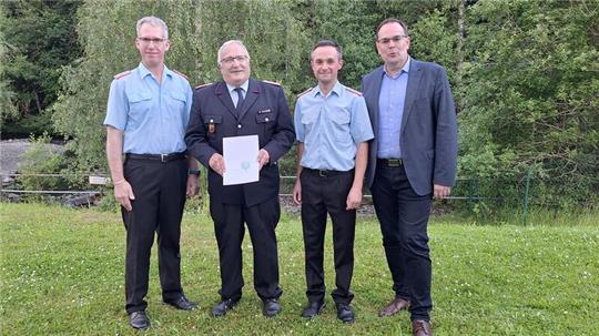 Der neue Ehrenbrandmeister nimmt stolz seine Urkunde entgegen: (V.l.) Matthias Brunke, Joachim Himstedt, Philip Glomba und Ingo Henze.