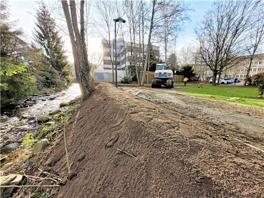Der neue Erdwall entlang der Radau ist die Verlängerung der bisherigen Schutzmauer hinter dem Rathaus. Er soll dafür sorgen, dass der Fluss bei Hochwasser gerade weiterfließt und nicht zur Seite über die Ufer tritt. Foto: Exner