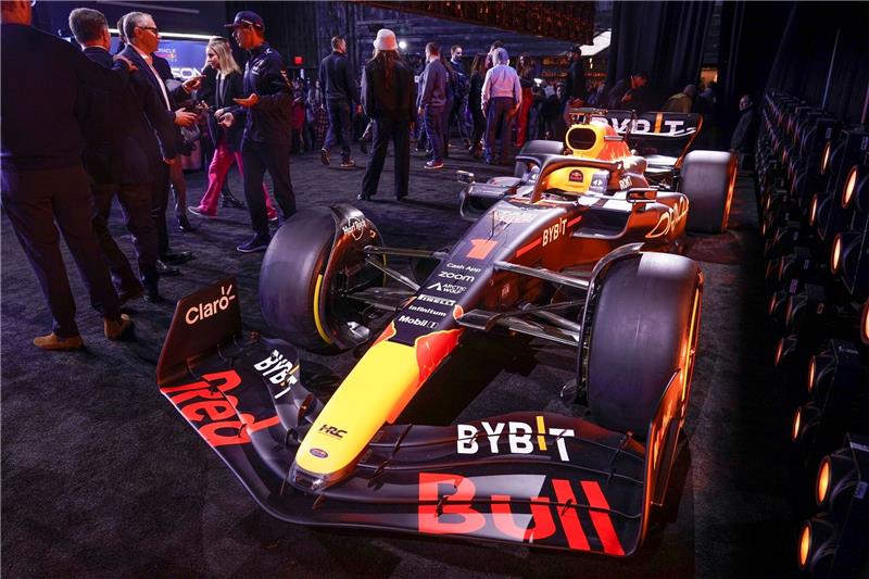 Red Bull ab 2026 mit Ford-Motoren - Neuer Wagen vorgestellt Der neue Formel-1-Rennwagen RB19 von Red Bull Racing wird während einer Veranstaltung enthüllt.