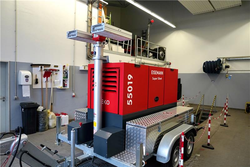 Der neue Generator ist auf einem Anhänger montiert: Im Fall eines Stromausfalls kann damit eine Feuerwache mit Strom versorgt werden. Zudem ist noch ein Lichtmast angebaut. Foto: Bode