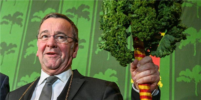 Oldenburger Kohlkönig: Lindner tritt ab, Pistorius übernimmt Der neue Grünkohlkönig Boris Pistorius (SPD, r), Bundesverteidigungsminister, und Jürgen Krogmann (SPD), Oberbürgermeister der Stadt Oldenburg, beim "Defftig Ollnborger Gröönkohl-Äten".