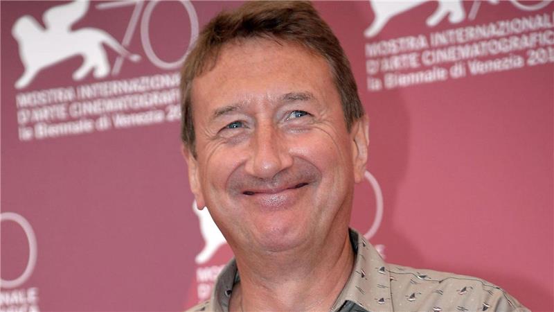 Steven Knight schreibt Drehbuch für neuen James-Bond-Film Der neue James-Bond-Drehbuchautor Steven Knight ist vor allem als Schöpfer der Hitserie „Peaky Blinders“ bekannt.