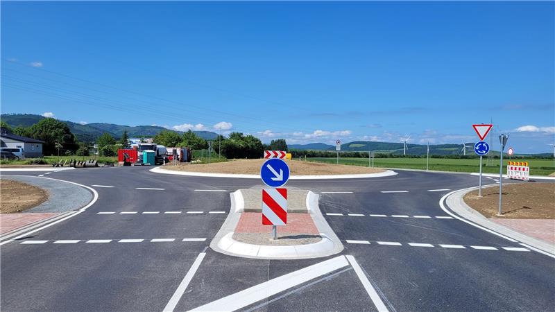 Ein neu gebauter Kreisverkehr. 