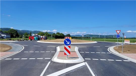 Ein neu gebauter Kreisverkehr. 