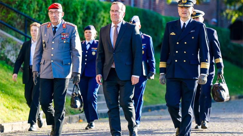 Der neue Marineinspekteur mit Verteidigungsminister Pistorius und Generalinspekteur Breuer 