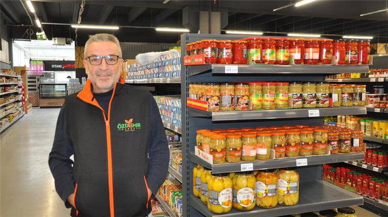 Größerer Özdemir-Market öffnet am Mittwoch am neuen Standort Der neue Markt ist mehr als doppelt so groß wie der alte: Eigentümer Aligül Özdemir freut sich auf den Start im früheren Toom-Gebäude.
