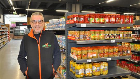 Der neue Markt ist mehr als doppelt so groß wie der alte: Eigentümer Aligül Özdemir freut sich auf den Start im früheren Toom-Gebäude.