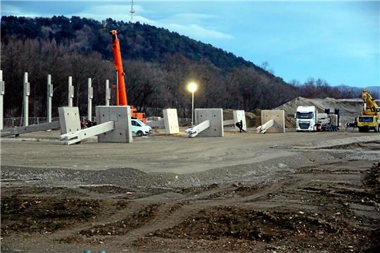 Der neue Marktkauf, der im Gewerbegebiet Gutenbergstraße den Ende Januar 2021 zugesperrten Real-Markt ersetzen soll, nimmt langsam Konturen an. Foto: Engel
