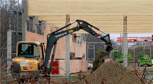 Der neue Marktkauf wächst: Die Arbeiten im Gewerbegebiet Gutenbergstraße schreiten Edeka zufolge gut voran. Trotzdem wird der Markt frühestens Ende des Jahres fertig, während der alte Mietvertrag in der Baßgeige-West nur bis Mitte 2023 läuft. Foto: Epping