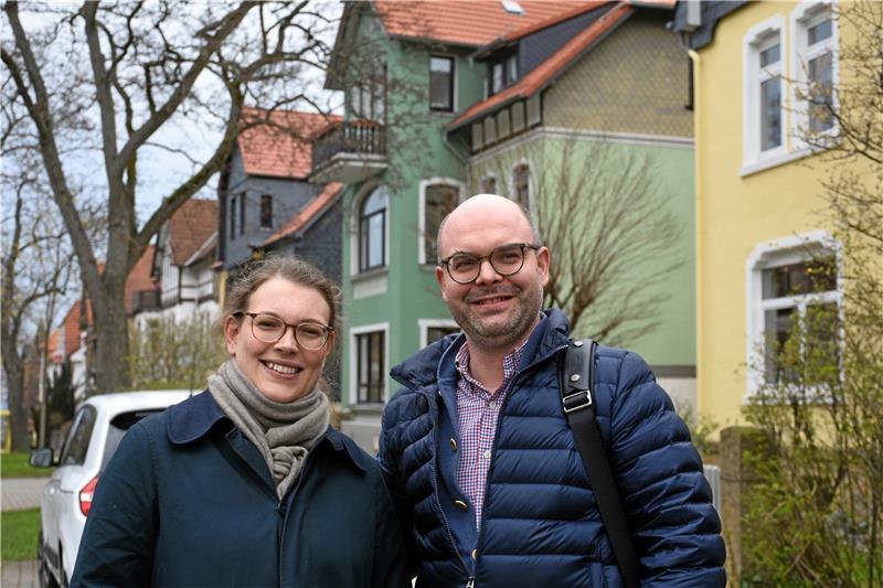 Der neue Oberarzt Dr. Steven Dralle ist ein Nachkomme des ehemaligen Goslarer Bürgermeisters Georg von Garßen und mit seiner Partnerin Johanna prompt in die Von-Garßen-Straße gezogen. Hier gründen sie jetzt eine neue Familie. Foto: Kempfer