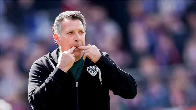 Der neue Preußen-Trainer Alois Schwartz bei seinem Pflichtspieldebüt in Kiel.