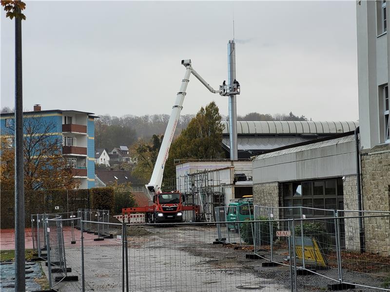 „Werner“: Nur die halbe Heizzentrale funktioniert Der neue Schornstein am Werner-von-Siemens-Gymnasium – hier von der GZ-Redaktion aus fotografiert – raucht, die Heizung funktioniert. Aktuell allerdings noch nicht die gesamte Anlage. Foto: Exner