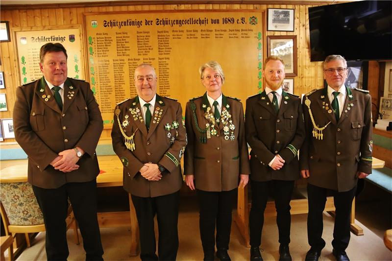 Der neue Schützen-Vorstand (v.li.): Vorsitzender Mathias Schmidt, Stellvertreter Josef Atzenhofer, Schriftführerin Anke Deppe, Schatzmeister Daniel Beyer und Oberschützenmeister Stefan Deppe. Foto: Jung