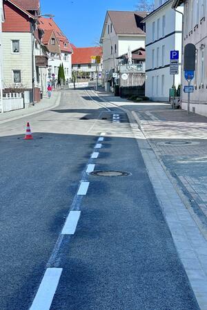 Schmiedestraßenanlieger feiern Ende der Harzburger Dauerbaustelle Der neue Schutzstreifen für Radfahrer wird durch die Bushaltestelle unterbrochen.