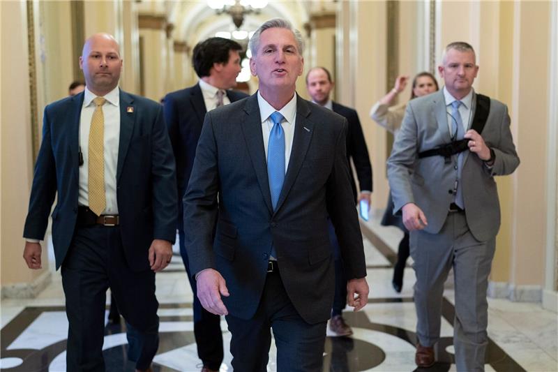 Erste Bewährungsprobe für Frontmann McCarthy im US-Kongress Der neue Sprecher des US-Repräsentantenhauses,
Kevin McCarthy, spricht auf dem Weg in Büro mit Journalisten.