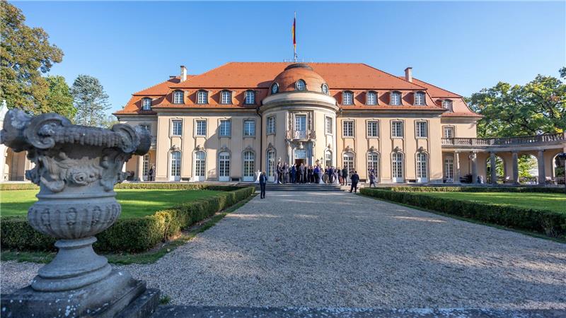 Bundesregierung will schlechte Laune vertreiben Der neue Tagungsort ist in Berlin.