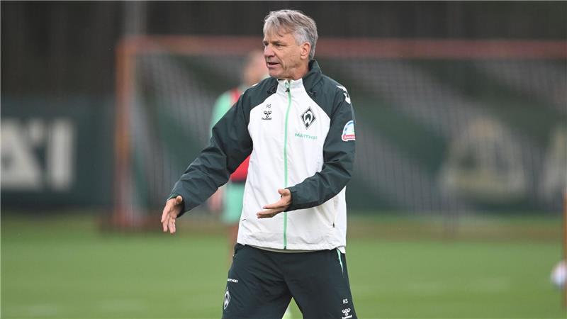 Ducksch verletzt sich bei erstem Werder-Training Der neue Trainer Horst Steffen beim Trainingsauftakt von Werder Bremen.