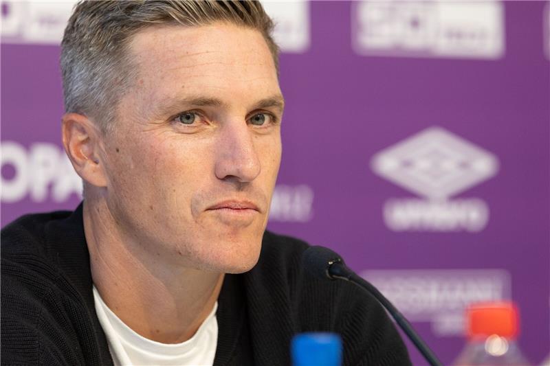 Der neue Trainer Tobias Schweinsteiger spricht bei einer Pressekonferenz.