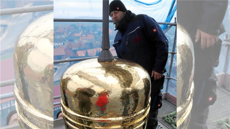 Der neue Turmknauf auf der Immenröder Kirche. Foto: Hartmann