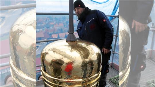 Der neue Turmknauf auf der Immenröder Kirche. Foto: Hartmann