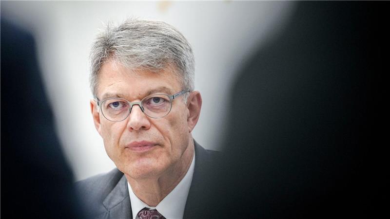 Minister gegen kurzfristige Personalwechsel bei der Bahn Der neue Verkehrsminister ist mit der Leistung der Deutschen Bahn unzufrieden.