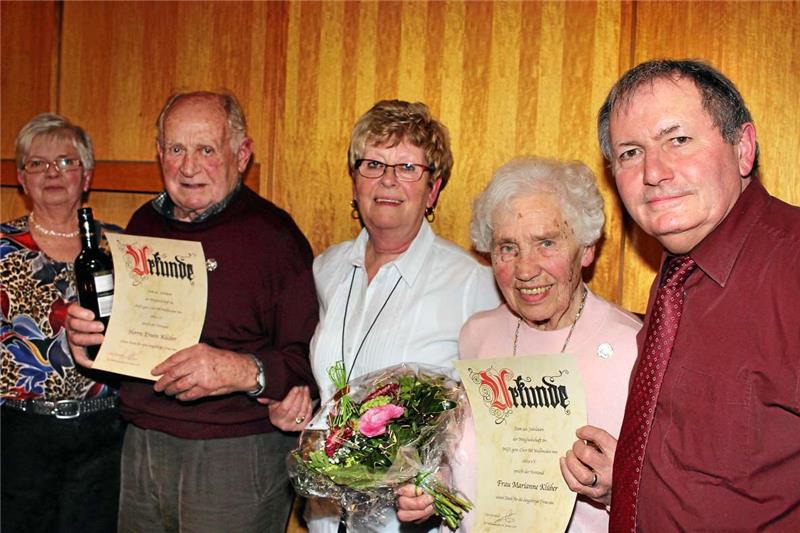 Der neue Vorsitzende Maurice Letinturier (re.) gratuliert den Geehrten Erwin Klüber, Christa Maibohm und Marianne Klüber (v.li.).  Fotos: Leifeld