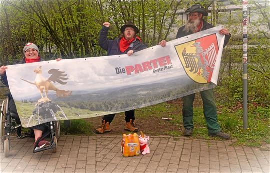 Der neue Vorstand der Partei: Cindy-Rebecca Saalmann (von links), Jan Oppermann und Florian Jelen.  Foto: Privat