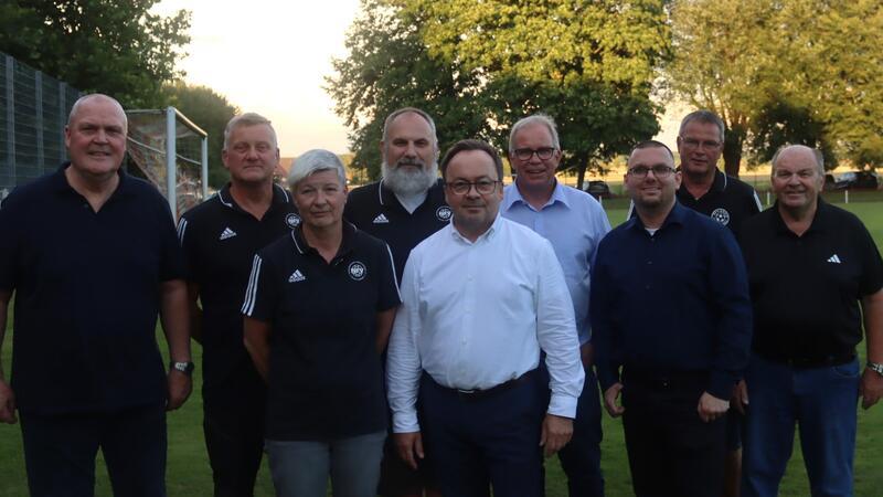 Der neue Vorstand des Fußballkreises Nordharz: (v. l.) Hans-Heinrich Brandes, Thomas Ungrad, Andrea Ostermann, Torsten Bogdenand, Rüdiger Nowak, Christian Biel, Daniel Masterson, Peter Finselberger und Hans-Joachim Schmalstieg. Es fehlt Nico Stolzen.