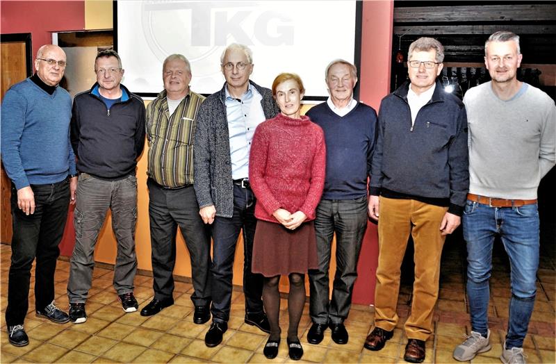 Der neue Vorstand des TKG mit (v. li.) Joachim Dürich, Rolf Brill, Andreas Siering (Platzwart) Bernd Schrader, Ulrike Haacke, Michael Faber, Ludolf Debertin und Oliver Wagner.  Foto: Dr. Eike Dolling