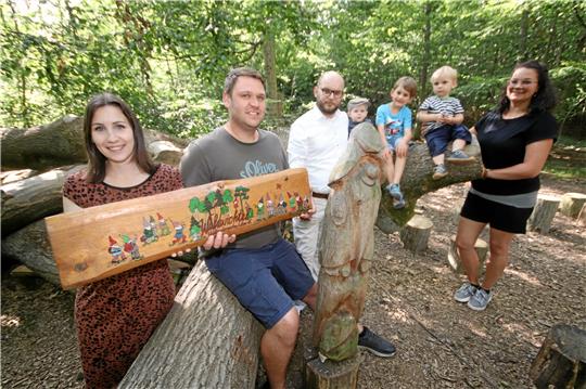 Der neue Vorstand des Trägervereins mit drei Kleinen, die schon Waldwichtel sind oder es erst noch werden (v.li.): Friederike Wert, Tobias Will, Waldemar Wert und Karolin Will.  Foto: Gereke