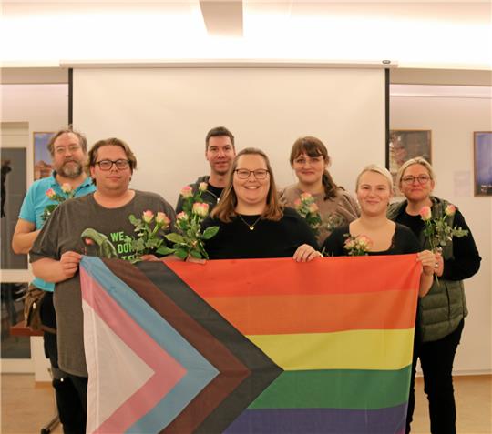 Der neue Vorstand des Vereins „Goslar Queer“: Vordere Reihe (von links): Daniel Munoz Ortiz, Kara-Arietta Lissy, Nikita Leonie Pfannenschmidt. Hintere Reihe: Stefan Bolde-Müller, René Schlüsche, Alexandra Berkhoff und Bianca Hartmann. Foto: Hartmann