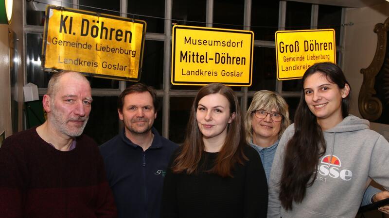 Der neue Vorstand findet sich an Abend der Gründungsversammlung zusammen.
