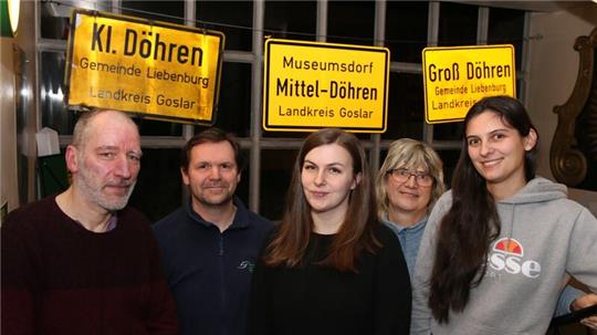 Der neue Vorstand findet sich an Abend der Gründungsversammlung zusammen.
