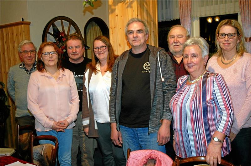 Der neue Vorstand mit Vorsitzendem Gunther Wendel (M.) und Friedemann Schwarz, Gabriele von Oettingen, Klaus-Peter Kessner, Alexandra Reiter, Siegfried Kitowski, Regina Heinze und Ines Riedel (v.l.).  Fotos: Breutel/Schwaz