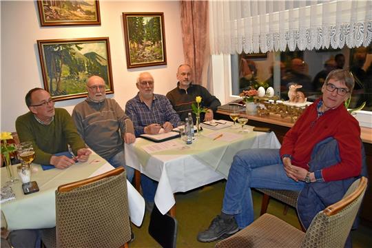Der neue Vorstand mit dem Jagdpächter Thomas Rehmer, Kassenwart Heinz Seyfahrt, Vorsitzender Claus Kohlrusch, Schriftführer Mathias Kaufmann und dem Vertreter der niedersächsischen Landesforst Harald Laubner (von links). Foto: Breutel