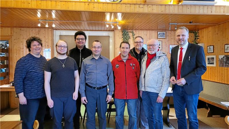 Der neue Vorstand (v.l.) Alicja Ast-Taube (stv. Vorsitzende), Timo Dürigen (Schriftführer), Samuel Marfo (Kassierer), Hendrik Millner (stv. Vorsitzender), René Fißler (Vorsitzender), Detlef Henke (Ortsvertreter Altenau-Schulenberg), Volker Taube (Beisitzer) und Kooptierter Alexander Ehrenberg. Es fehlen die Beisitzer Gerhard Otto und Ulrike Schoof. Foto: Skuza