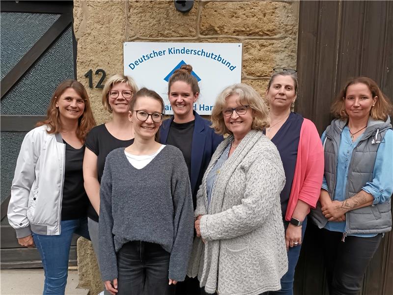 Der neue Vorstand (v.l.): Janine Stöbich-Uffel (Beisitzerin), Jennifer Winter (1. Vorsitzende), Sophia Mehlis (Schriftführerin), Anne Buritz (2. Vorsitzende), Elisabeth Hammer-Buritz (Beisitzerin), Susanne Heyke (Schatzmeisterin) und Verena Loof (Beisitzerin). Foto: Jenzora