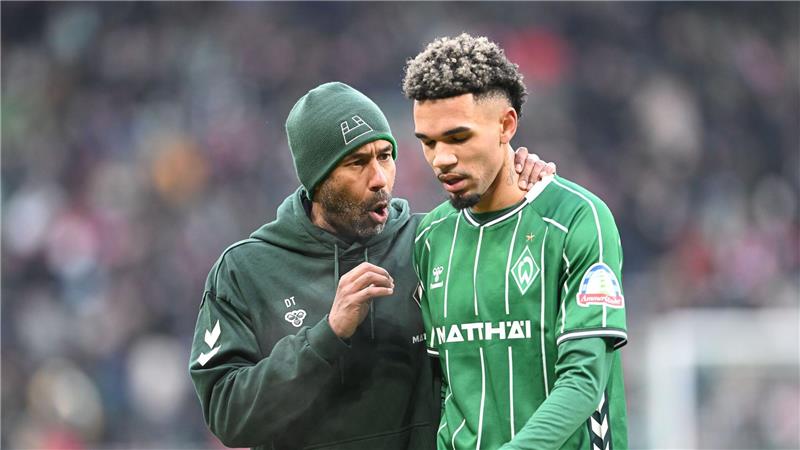 Der neue Werder-Trainer Daniel Thioune und sein Stürmer Justin Njinmah.