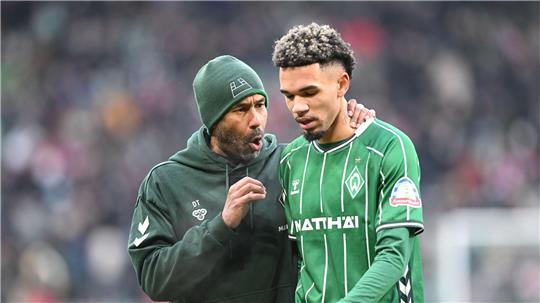 Der neue Werder-Trainer Daniel Thioune und sein Stürmer Justin Njinmah.